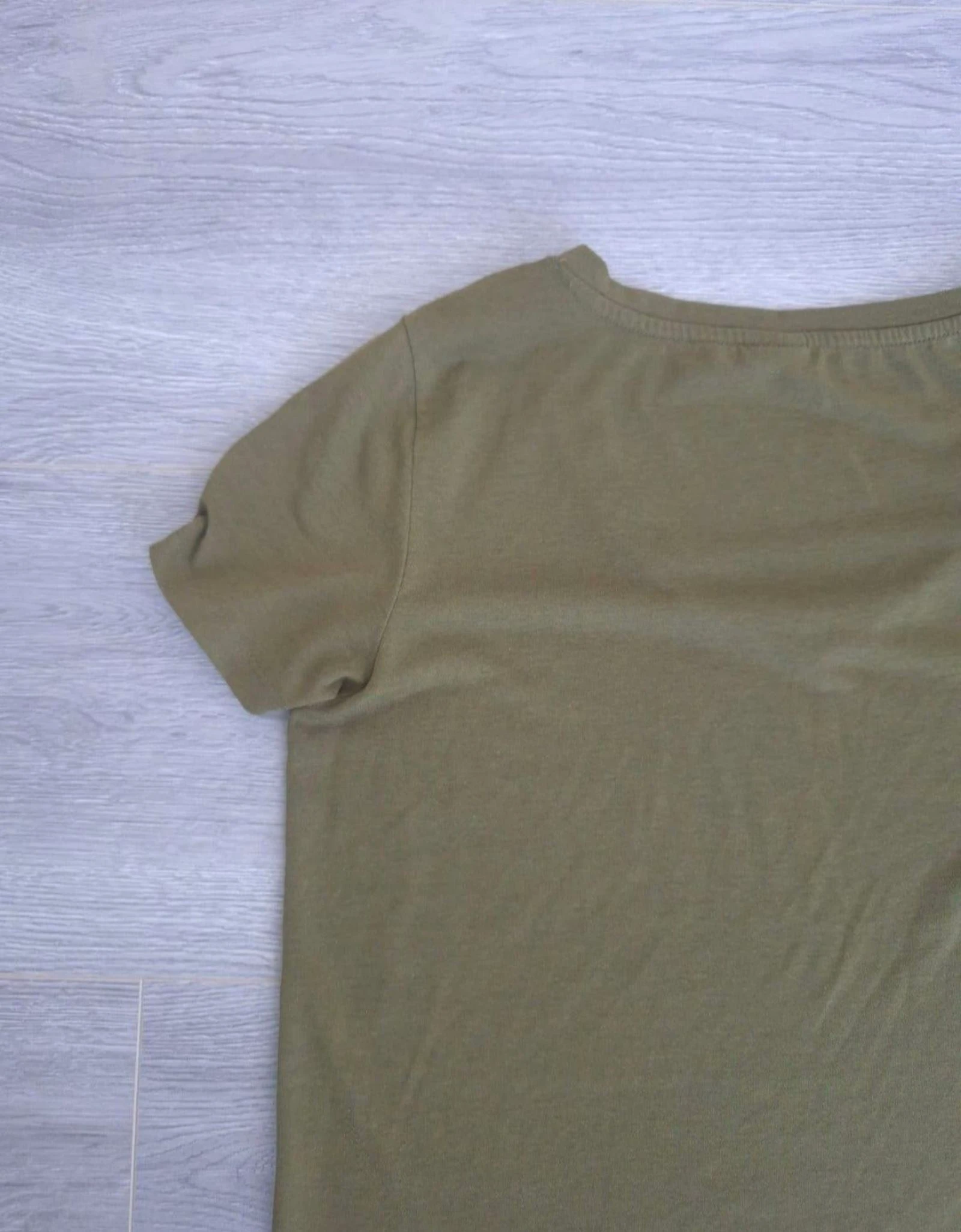 Jacqueline de Yong T-shirt vert clair col V (Taille M) – Haut basique kaki – photo 6